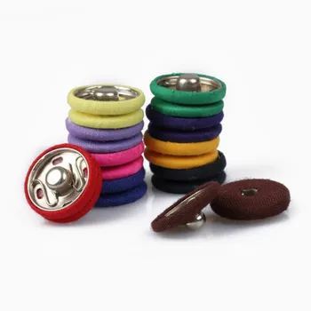 DIY Dikiş Düğmeleri Giyim Kaplı renk Kumaş Metal Yuvarlak flatback Dekorasyon Kazak Ceket çıtçıt düğmesi 100 adet / grup